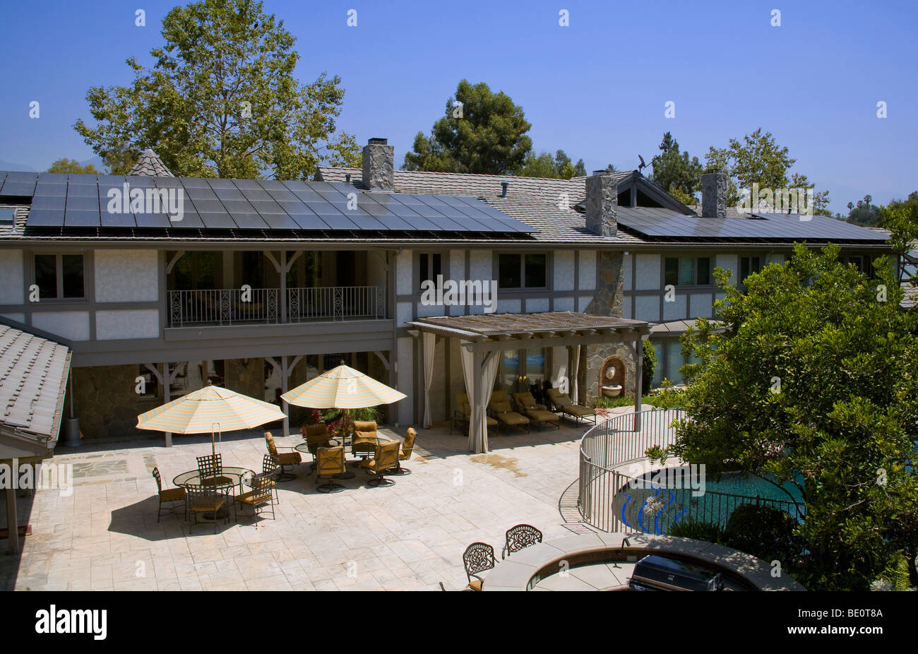 Casa residenziale con array solare sul tetto. La Ca ada, Los Angeles, California, Stati Uniti d'America Foto Stock