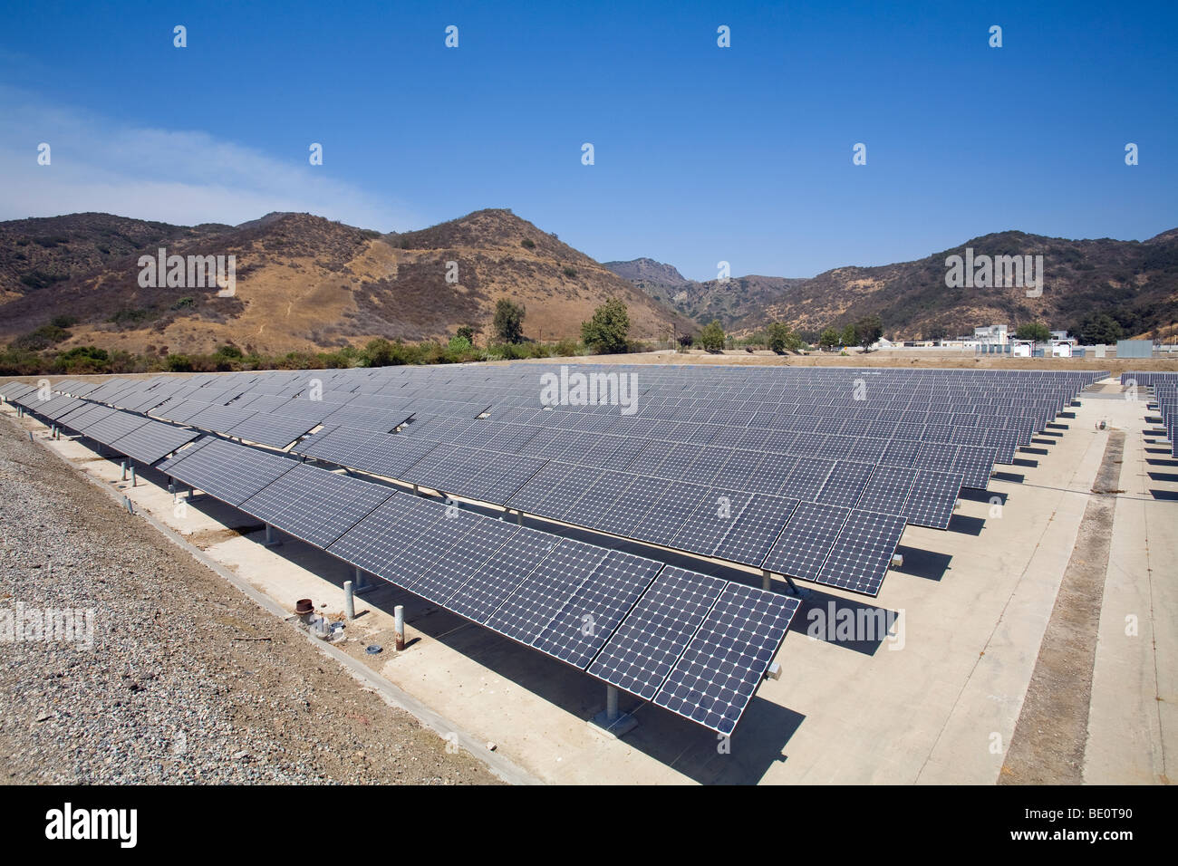 Solar Array in collina Canyon impianto di trattamento delle acque reflue fornisce circa il 15% dell'impianto fabbisogno energetico. Ventura CALIFORNIA, STATI UNITI D'AMERICA Foto Stock