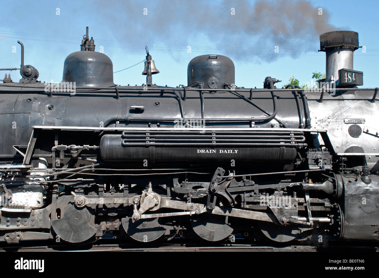 Una vista laterale di un Cumbres e Toltec narrow gage locomotiva a vapore, in attesa di cui è prevista la partenza da Chama, Nuovo Messico. Foto Stock