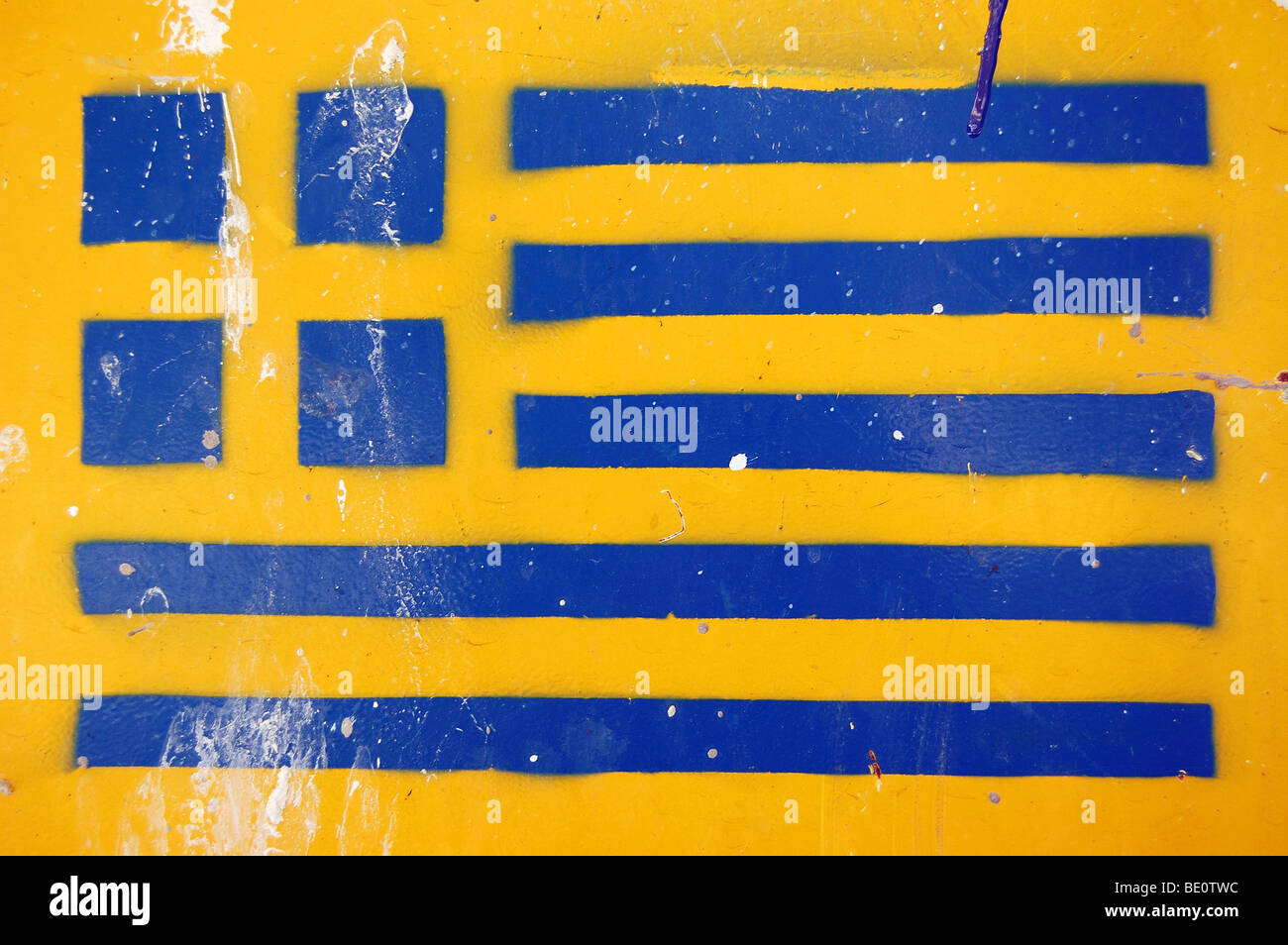 Bandiera Greca stencil sulla superficie metallica. Weathered grunge background. Foto Stock
