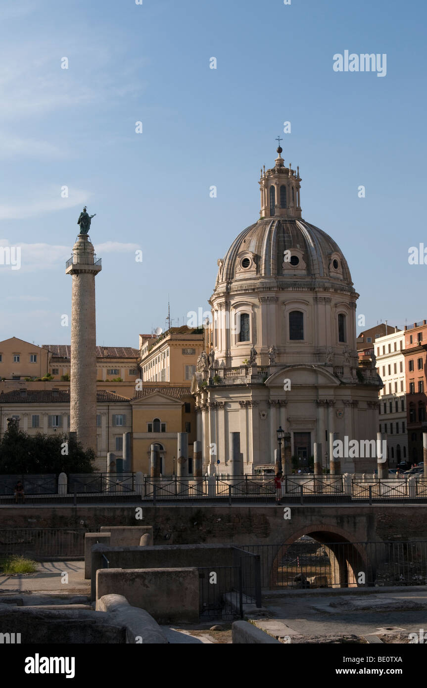 Colonna di Traiano e il Santissimo Nome di Maria al Foro Traiano (chiesa del Santissimo Nome di Maria) nel Foro di Traiano Foto Stock