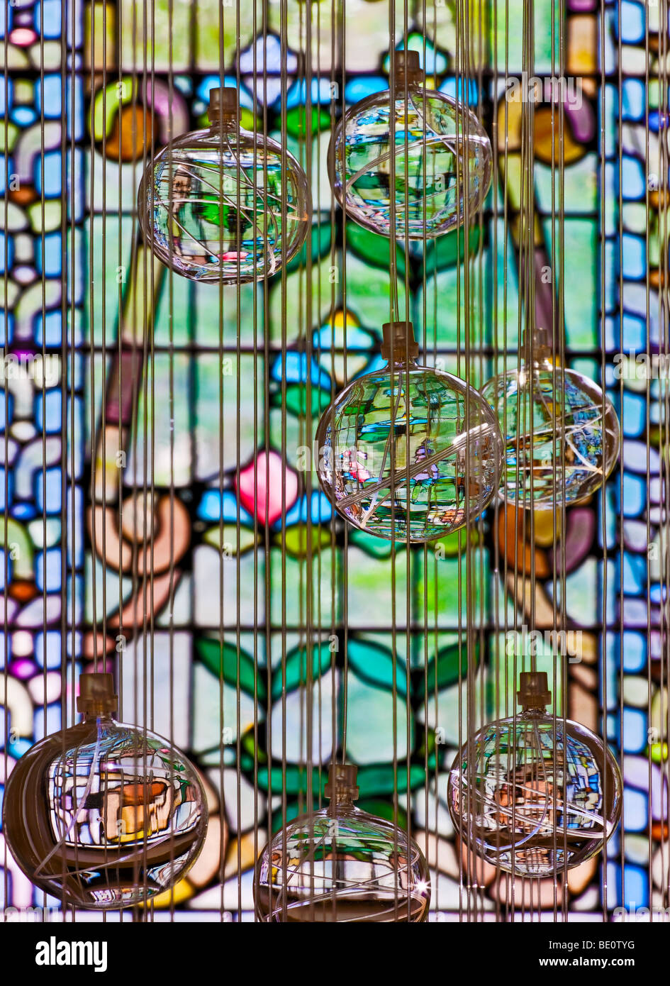 La funzione di illuminazione contro il vetro macchiato al RICS sede di Londra Foto Stock