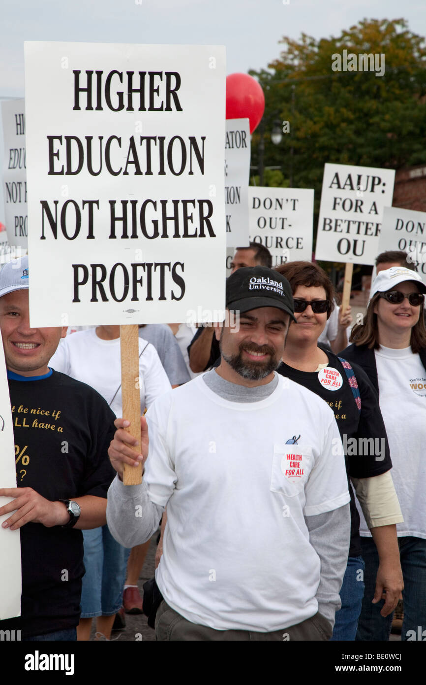 Detroit, Michigan - colpendo Oakland professori universitari di marzo nella Detroit parata del giorno del lavoro. Foto Stock
