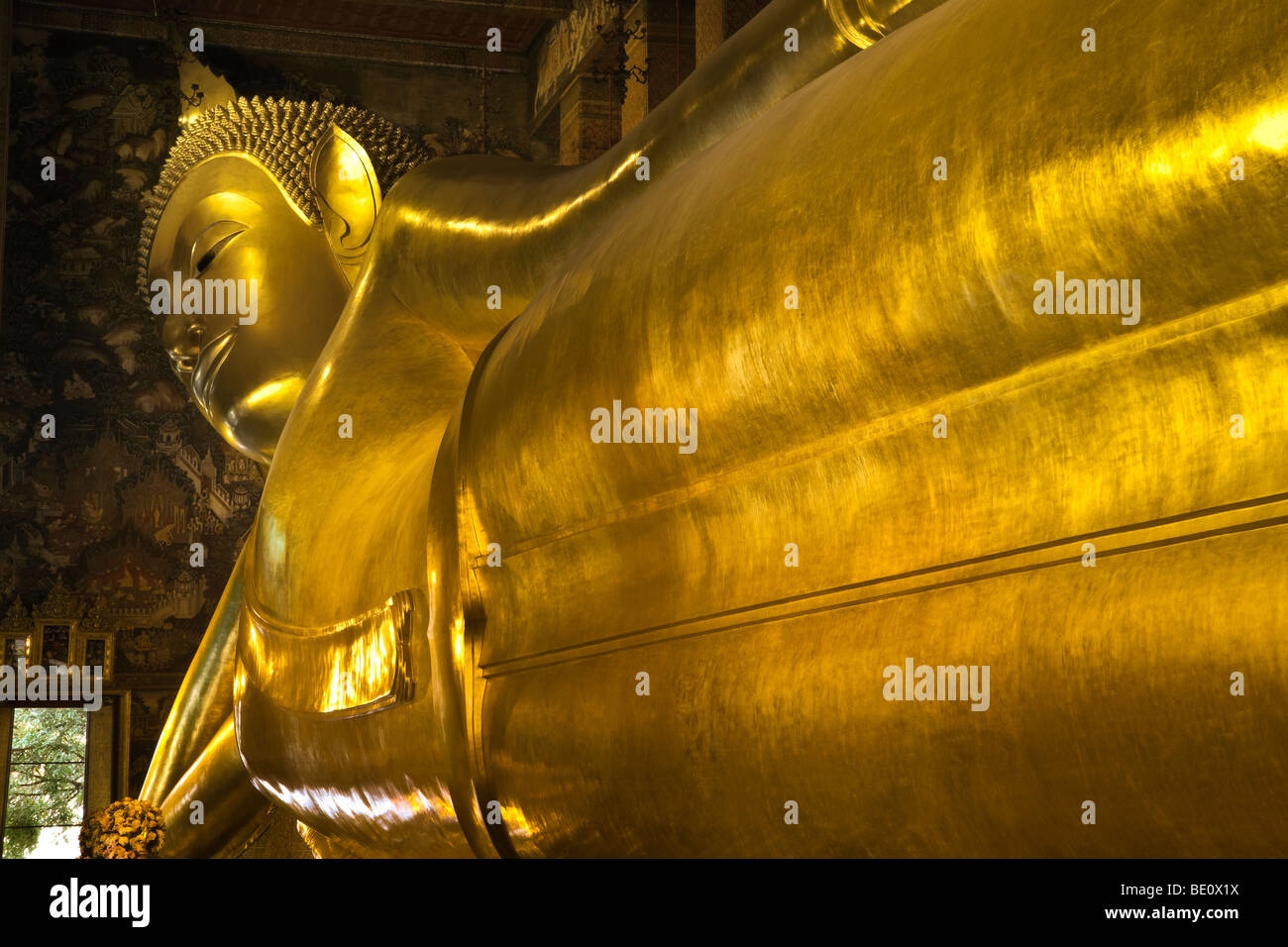 Thailandia, Bangkok, Wat Pho tempio, reclinabili Buddha d'oro Foto Stock