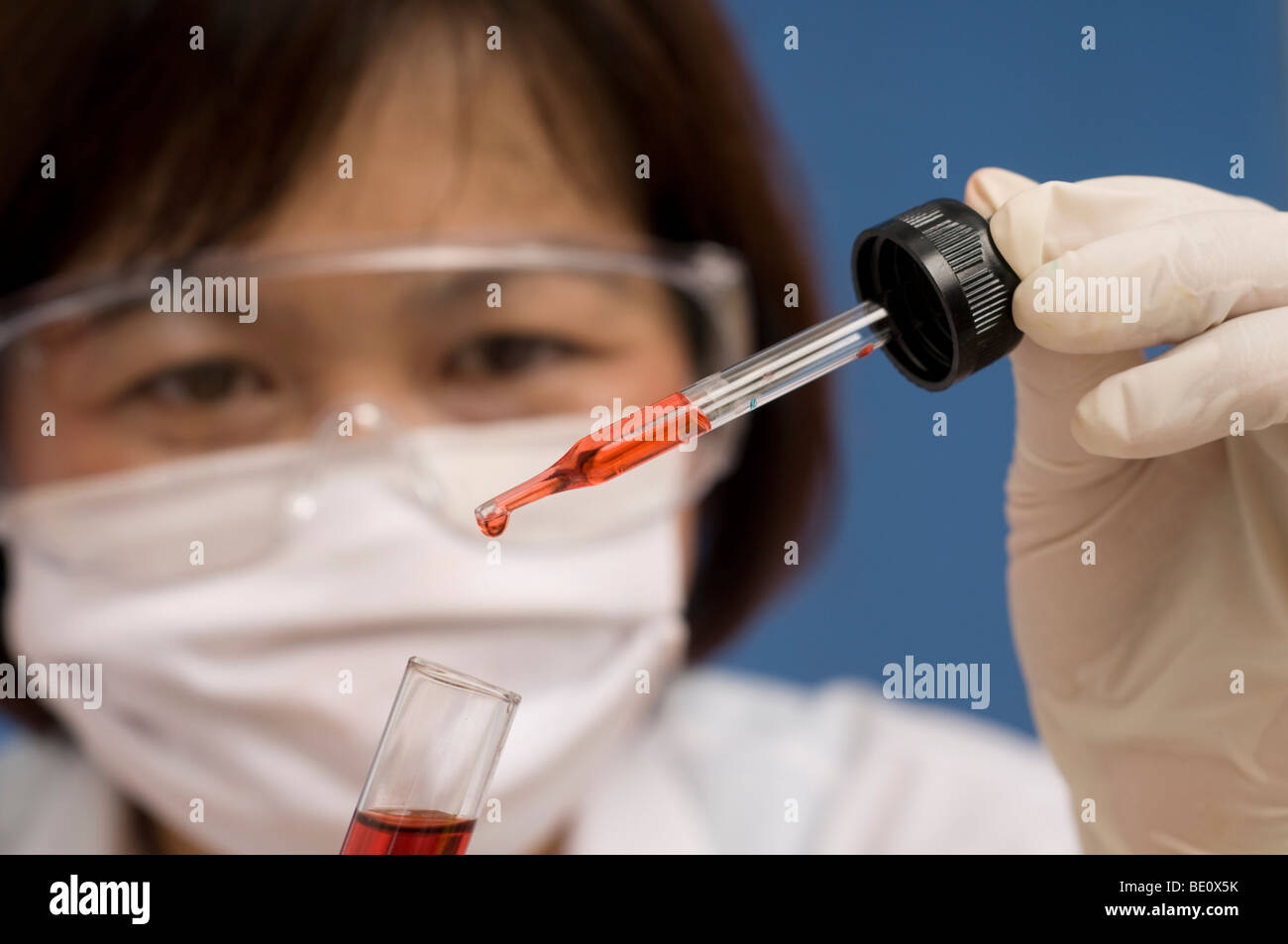 Scienziato in Medical Research Laboratory Foto Stock