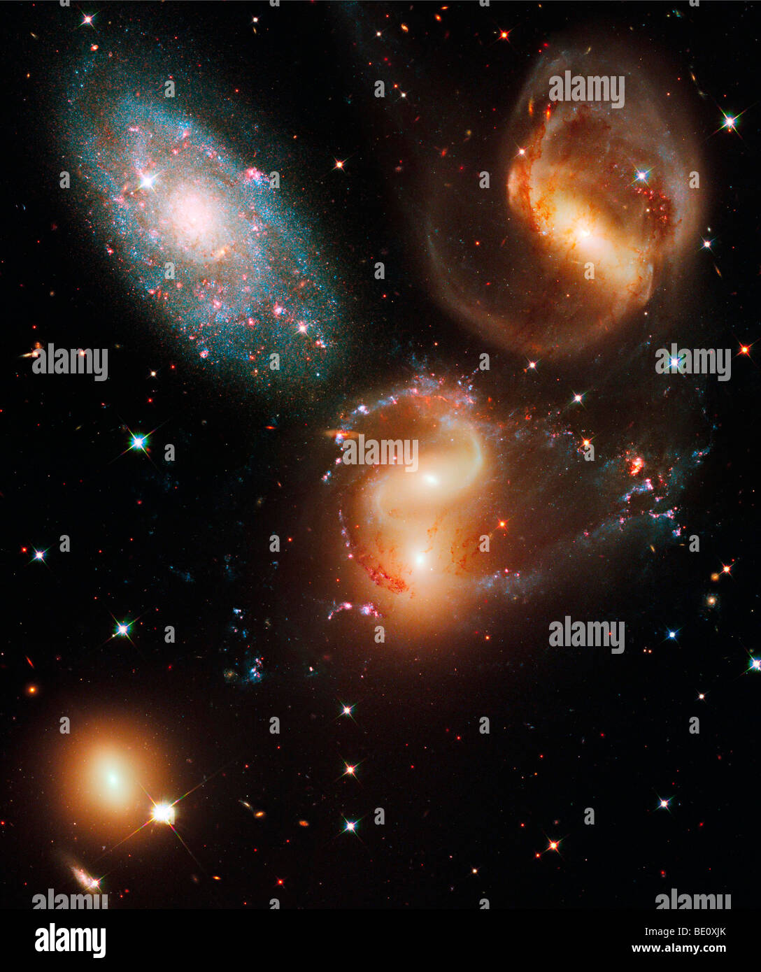 Stephan il quintetto. Immagine dal rinnovato telescopio Hubble Foto Stock Stephan il quintetto. Immagine dal rinnovato telescopio Hubble Foto Stock