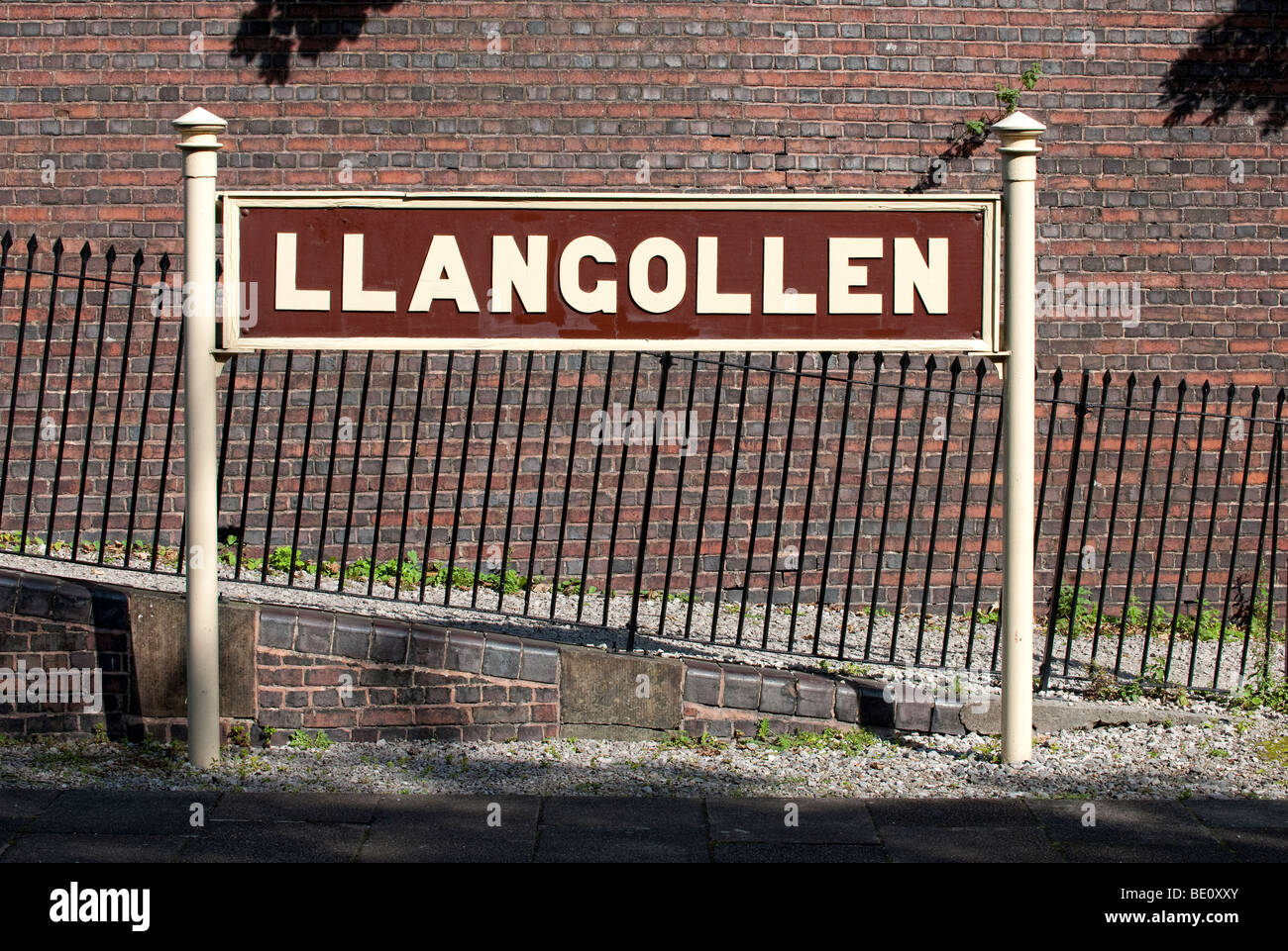 Il nome della stazione segno sulla piattaforma di Llangollen Railway Station (il vapore Llangollen Railway) Foto Stock