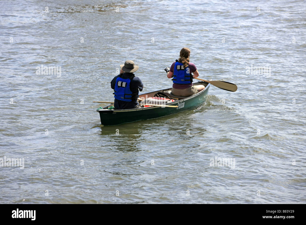 Due persone in una canoa canadese Foto Stock