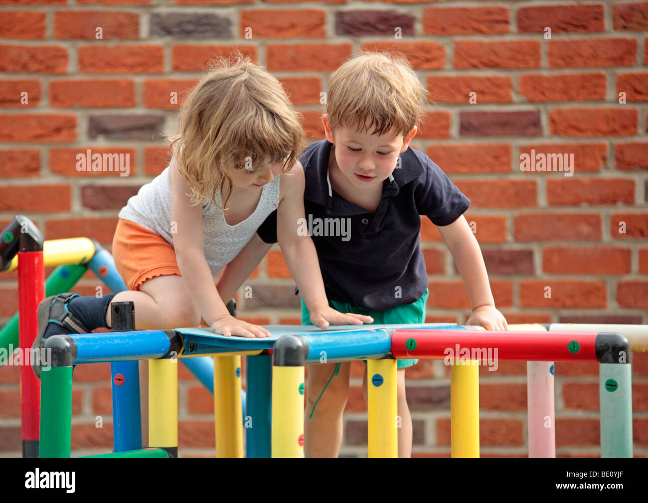 I bambini giocando con un Quadro kit di costruzione Foto Stock