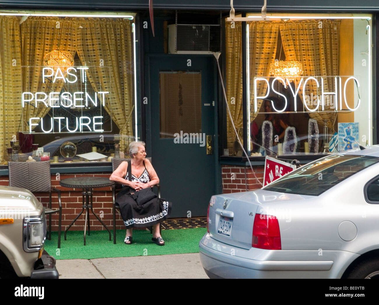 Una donna seduta al di fuori di un negozio psichica nel Greenwich Village di New York City STATI UNITI D'AMERICA Foto Stock