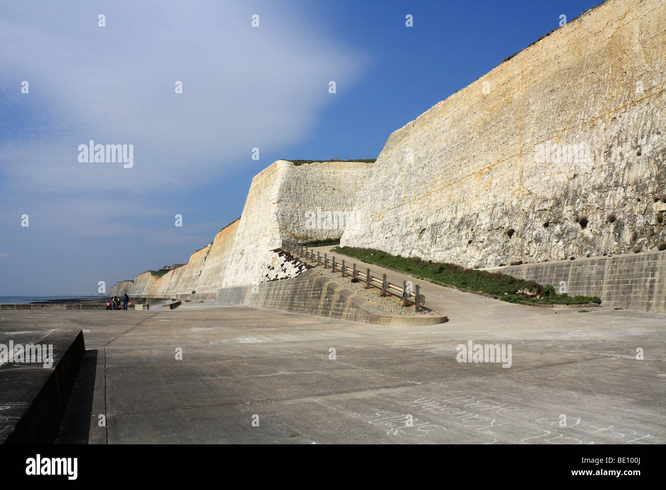 Rampa che conduce fino a Peacehaven dalla spiaggia sotto le scogliere di gesso a East Sussex, England, Regno Unito Foto Stock