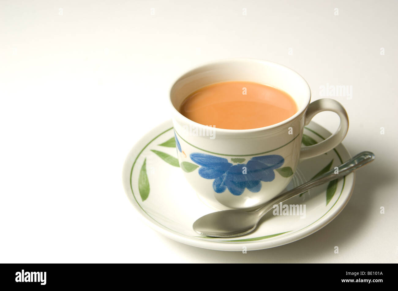 Tazza di tè, con tazza e piattino e cucchiaio d'argento. Foto Stock