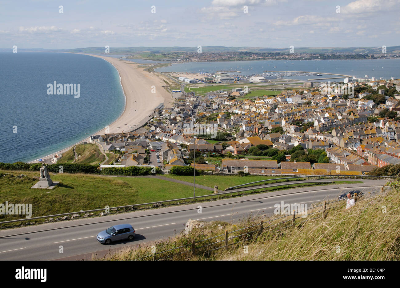 La città di Portland si affaccia Chesil Beach e Portland Harbour Dorset England Regno Unito Foto Stock