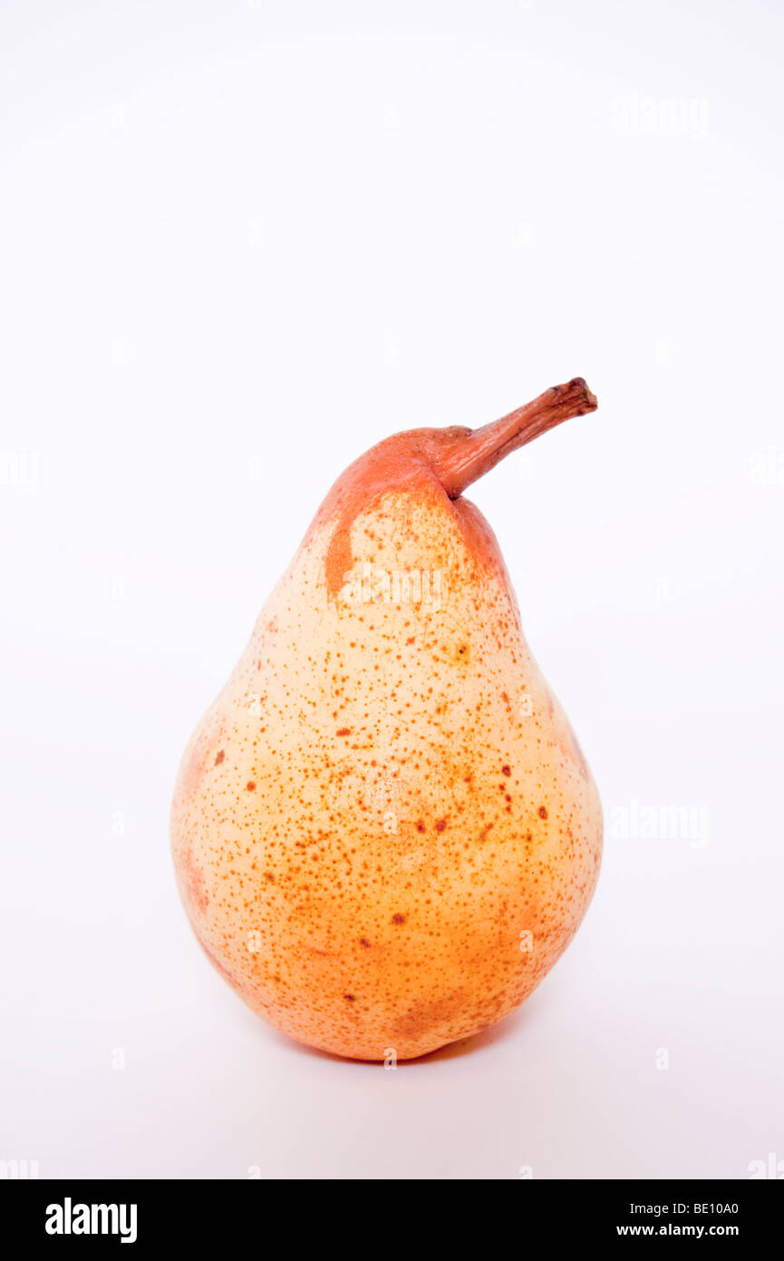 Una chiusura di una pera su sfondo bianco Foto Stock