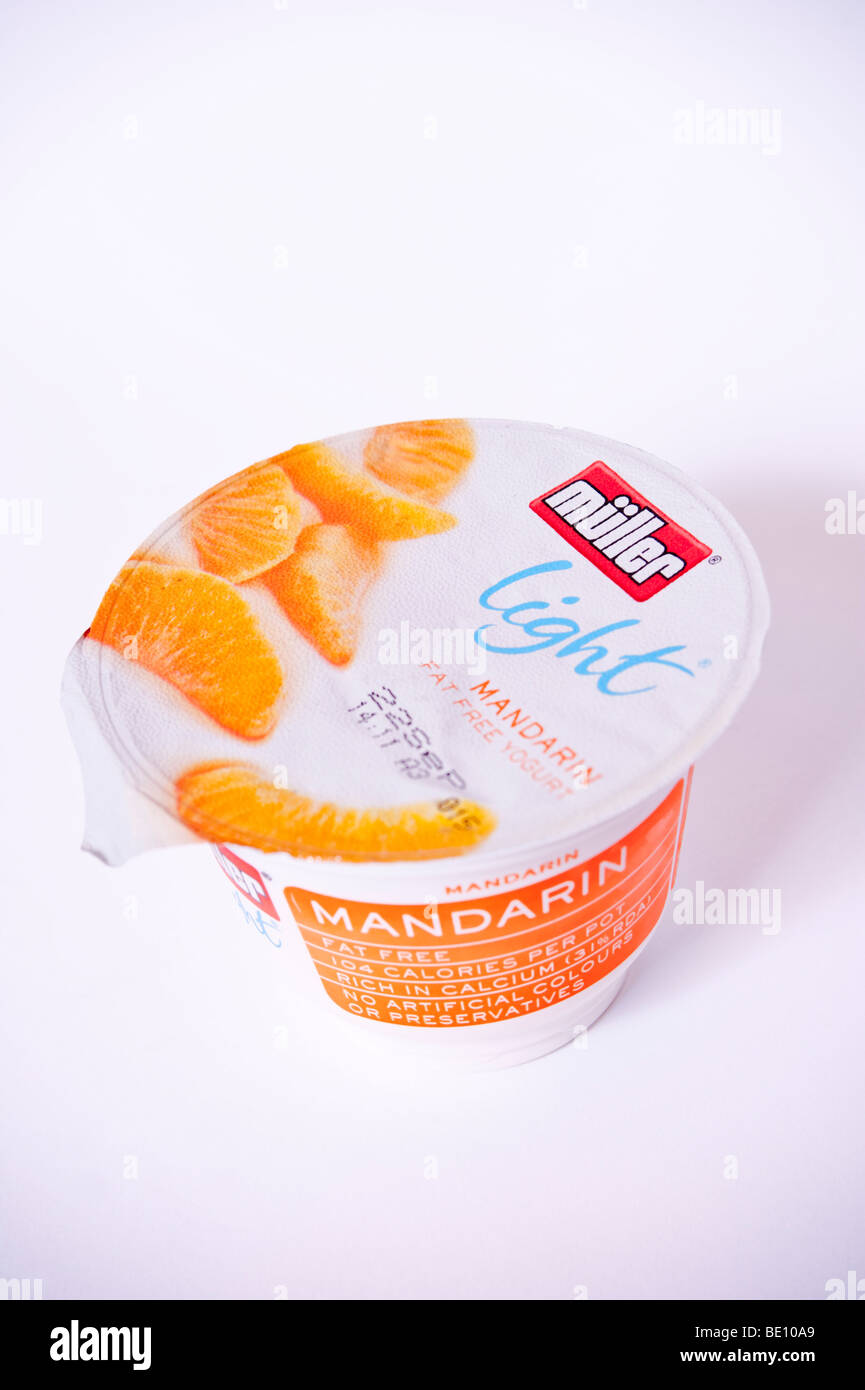 Una chiusura di un mandarino aromatizzata muller luce priva di grassi yogurt su sfondo bianco Foto Stock