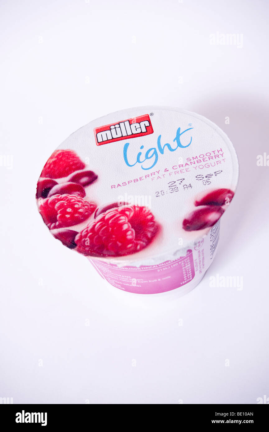 Una chiusura di un lampone e mirtillo palustre aromatizzati muller luce priva di grassi yogurt su sfondo bianco Foto Stock