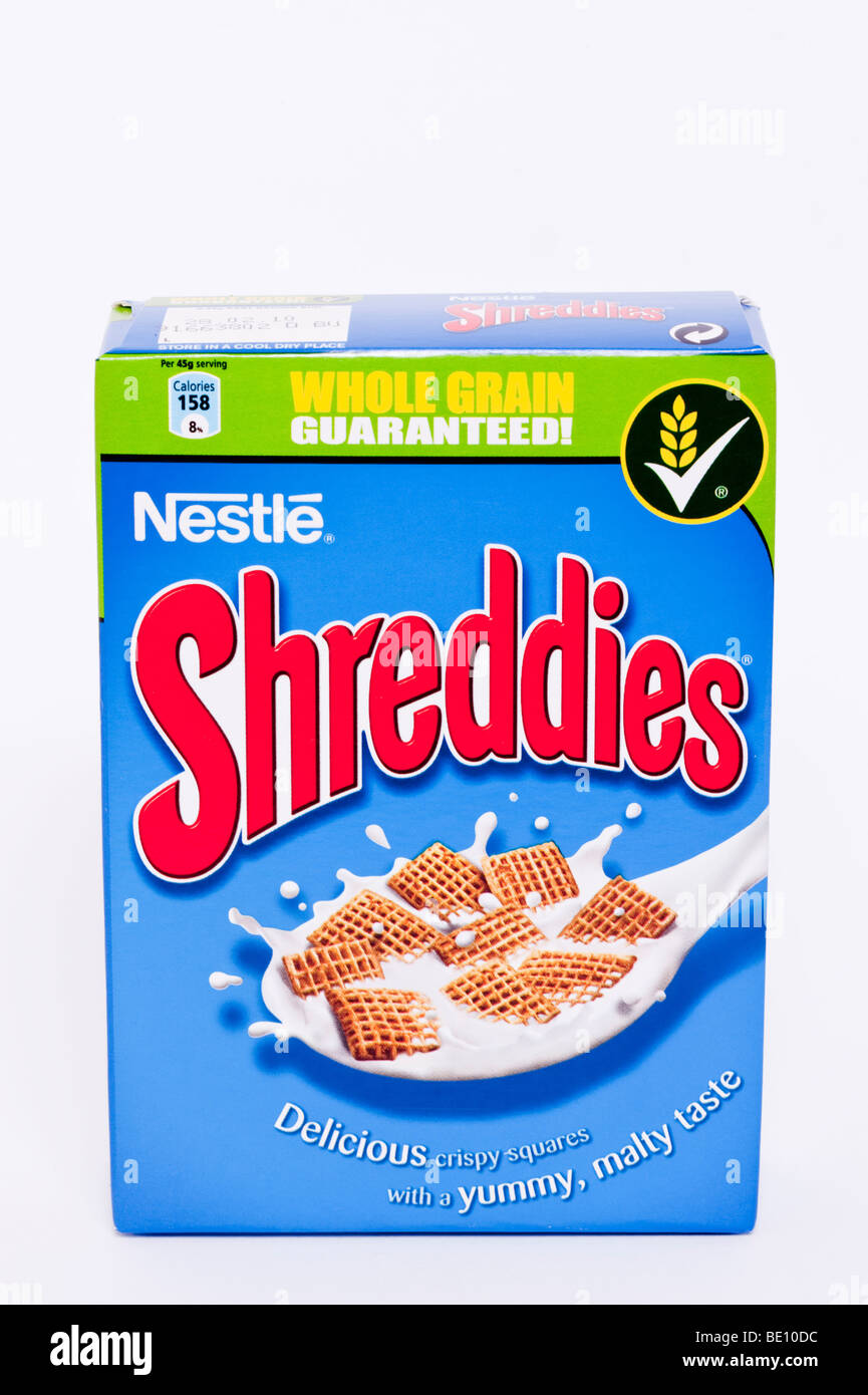 Una chiusura di un mini pacchetto di Nestlé shreddies dei cereali su sfondo bianco Foto Stock