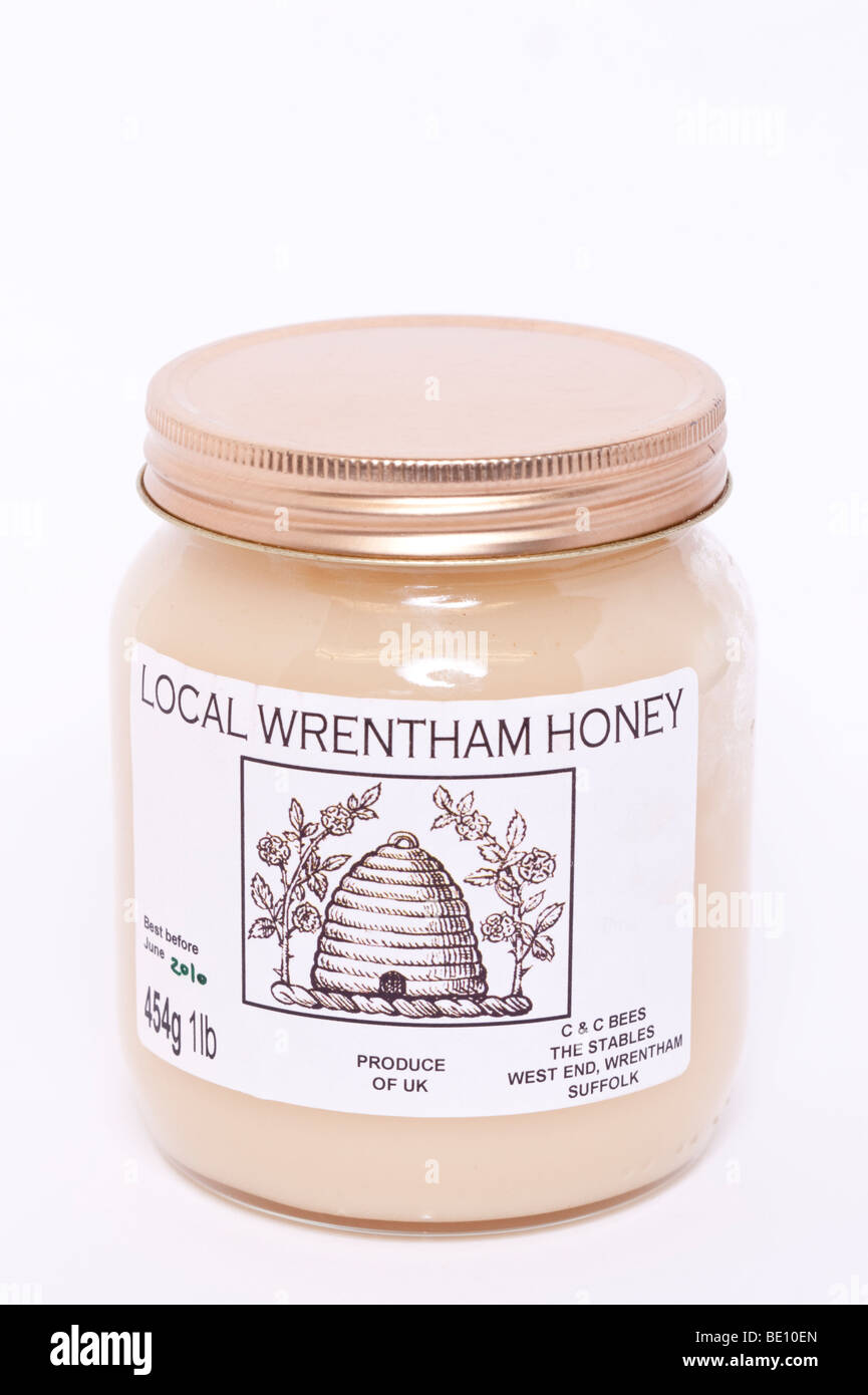 Una chiusura di un vaso di locale suffolk miele su sfondo bianco Foto Stock
