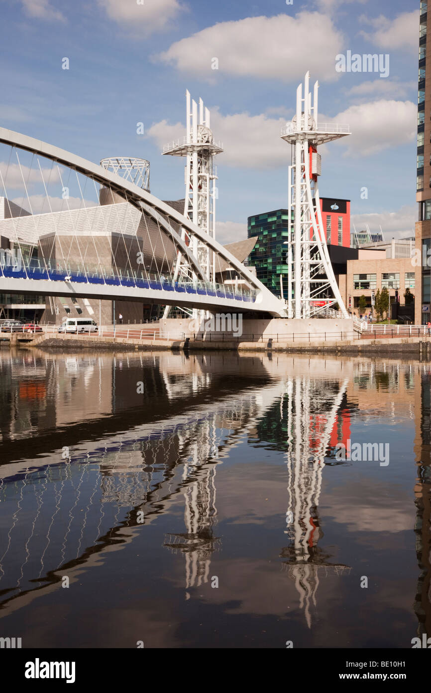 Salford Quays, Greater Manchester, Inghilterra, Regno Unito. Lowry Millennium footbridge e Lowry Outlet Mall in tutta Manchester Ship Canal Foto Stock