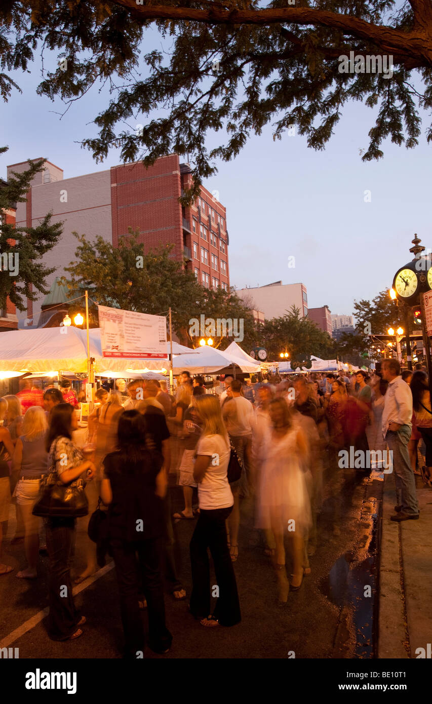 Centro storico Quartiere Storico di Chicago Wells street vino crush esterna di estate street festival degustazione di vino locale evento turistico Foto Stock