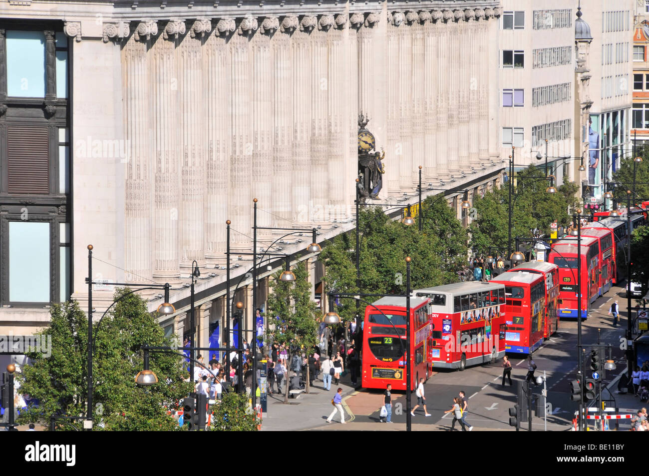 Oxford Street facciata di dal grande magazzino Selfridges con lunga coda di double decker red London bus a fermate di autobus & giunzioni England Regno Unito Foto Stock