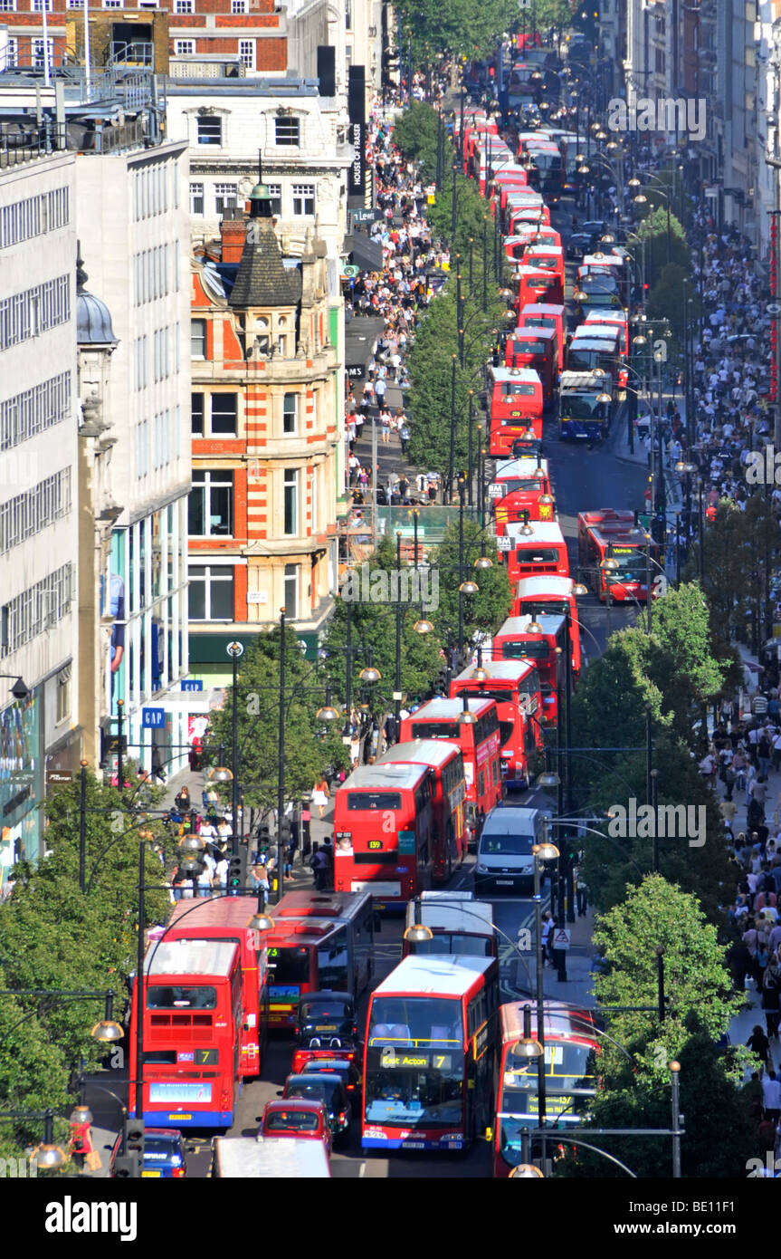 Guardando giù su Oxford Street Regno Unito con gli acquirenti e vista aerea di lunghe code di autobus tfl a due piani rosso Londra inquinando West End Londra Inghilterra Regno Unito Foto Stock