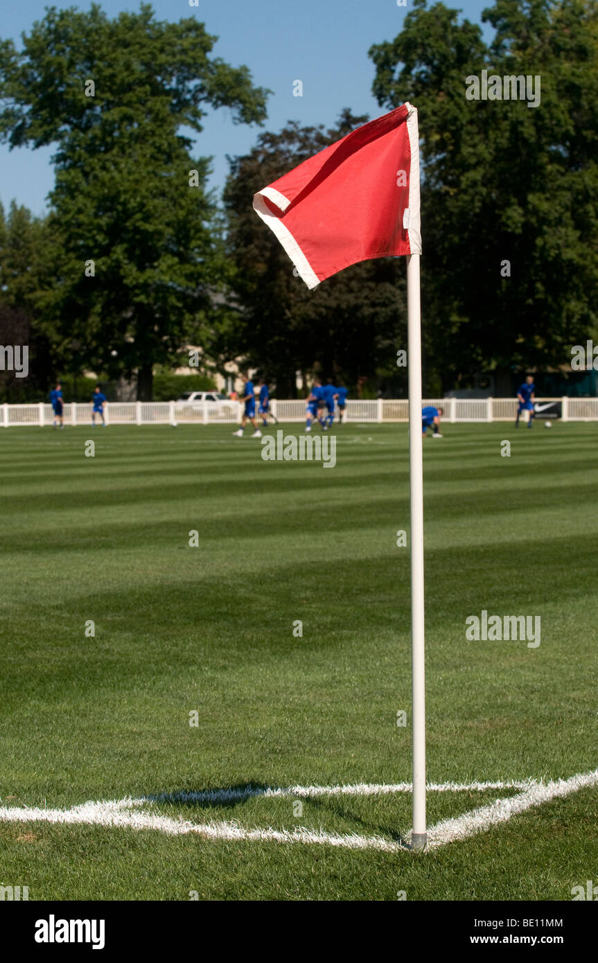 Bandiera Soccer segna l'angolo del campo. Foto Stock