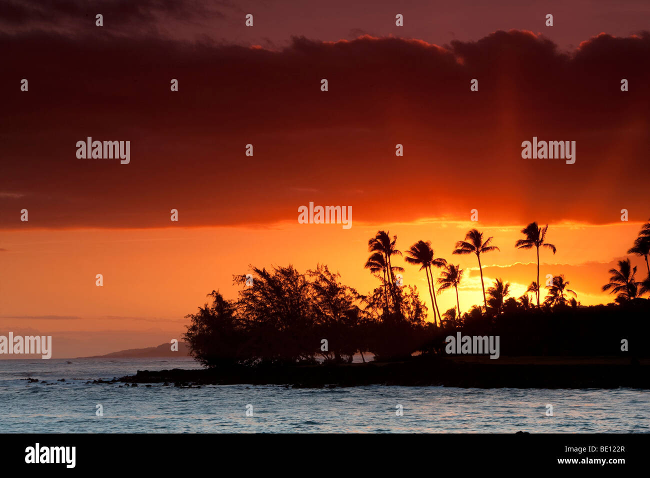 Tramonto e palme off costa Poipu. Kauai, Hawaii Foto Stock