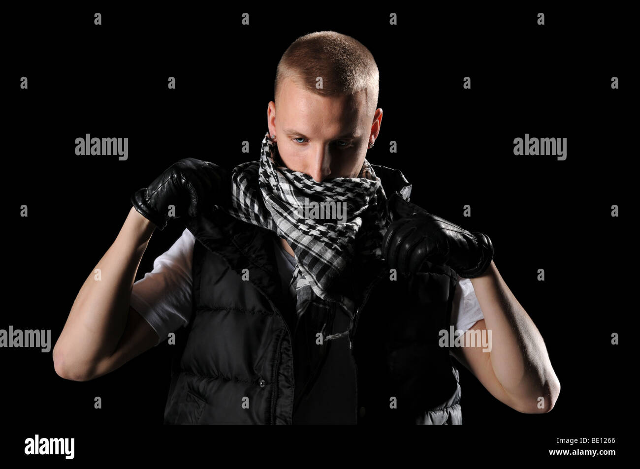 Hip hop dancer con sciarpa isolate su sfondo nero Foto Stock