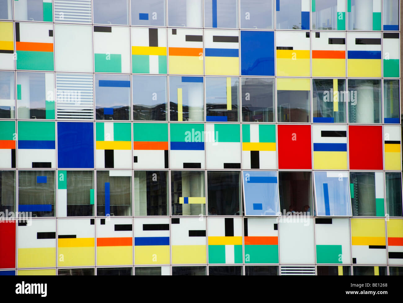 Dettaglio dei pannelli colorati sulla facciata di edificio Colorium da William Alsop in Medienhafen Media Harbour in Dusseldorf Foto Stock