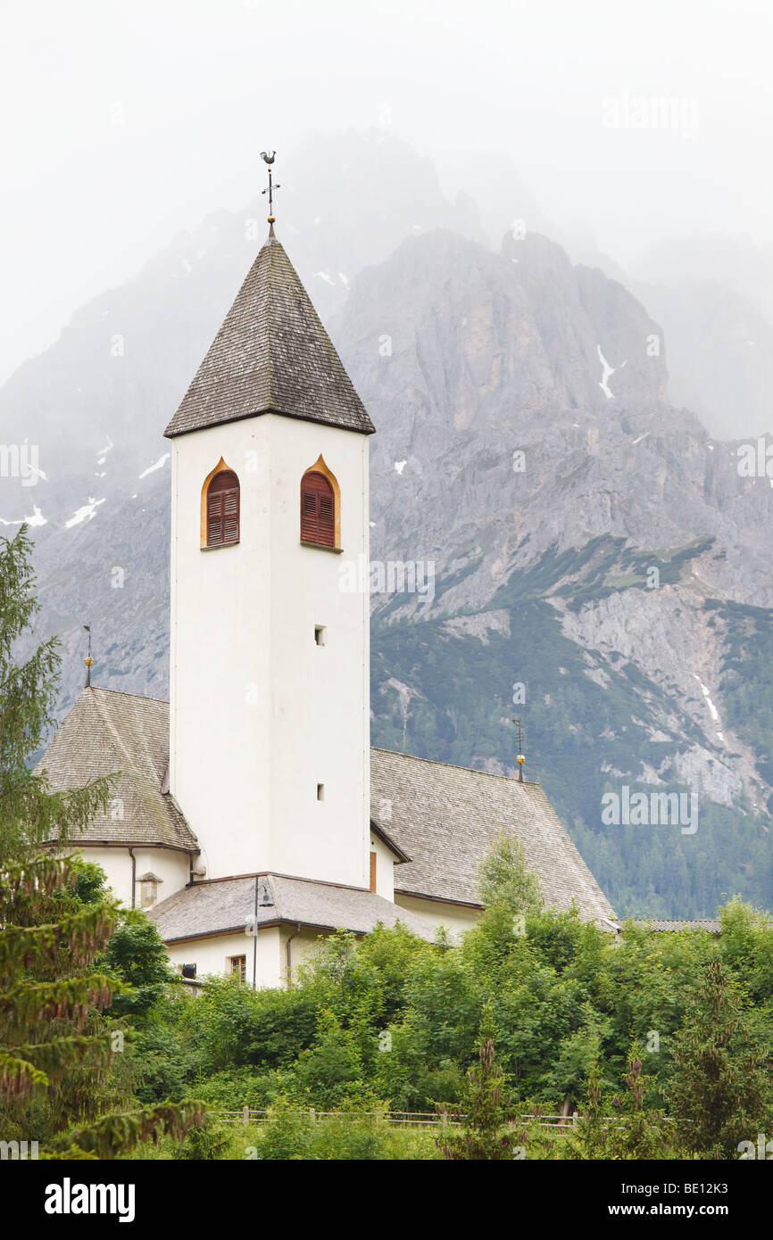 Piccola chiesa vicino al piede di una montagna nelle Alpi austriache Foto Stock