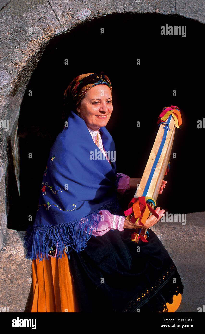 Il Portogallo, Monsanto: la sig.ra Maria Amelia Fonseca in costume tipico suonare lo strumento tradizionale 'adufa' dalla Monsanto Foto Stock