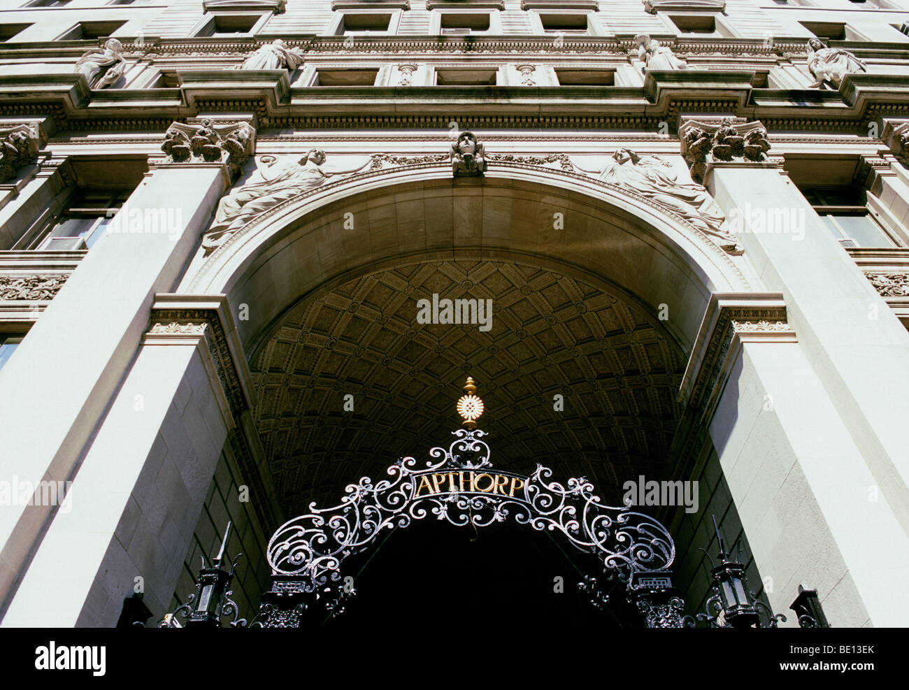 L'edificio residenziale Apthorp di appartamenti a Broadway a New York City Upper West Side New York, USA ornato arco di metallo sopra l'entrata. Residenza Astor Foto Stock