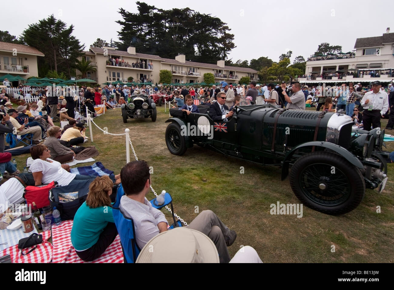 Vintage Bentley automobili auto attraverso la folla durante il 2009 Pebble Beach Concours d'Eleganza Foto Stock