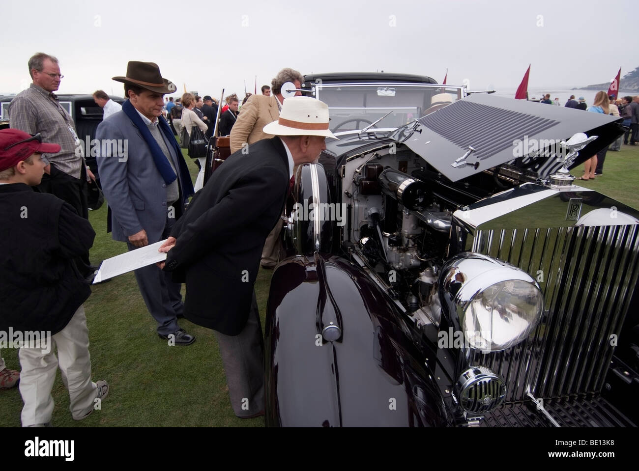 Il Concours giudice ispezionando un 1933 Rolls-Royce Phantom II Continental coupe al 2009 Pebble Beach Concours d'Eleganza Foto Stock