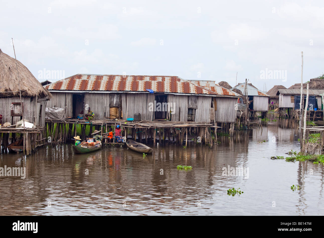 Ganvie, Benin, con circa 3.000 stilted edifici e 20,000-30,000 persone, può essere il più grande lago "vllage" in Africa. Foto Stock