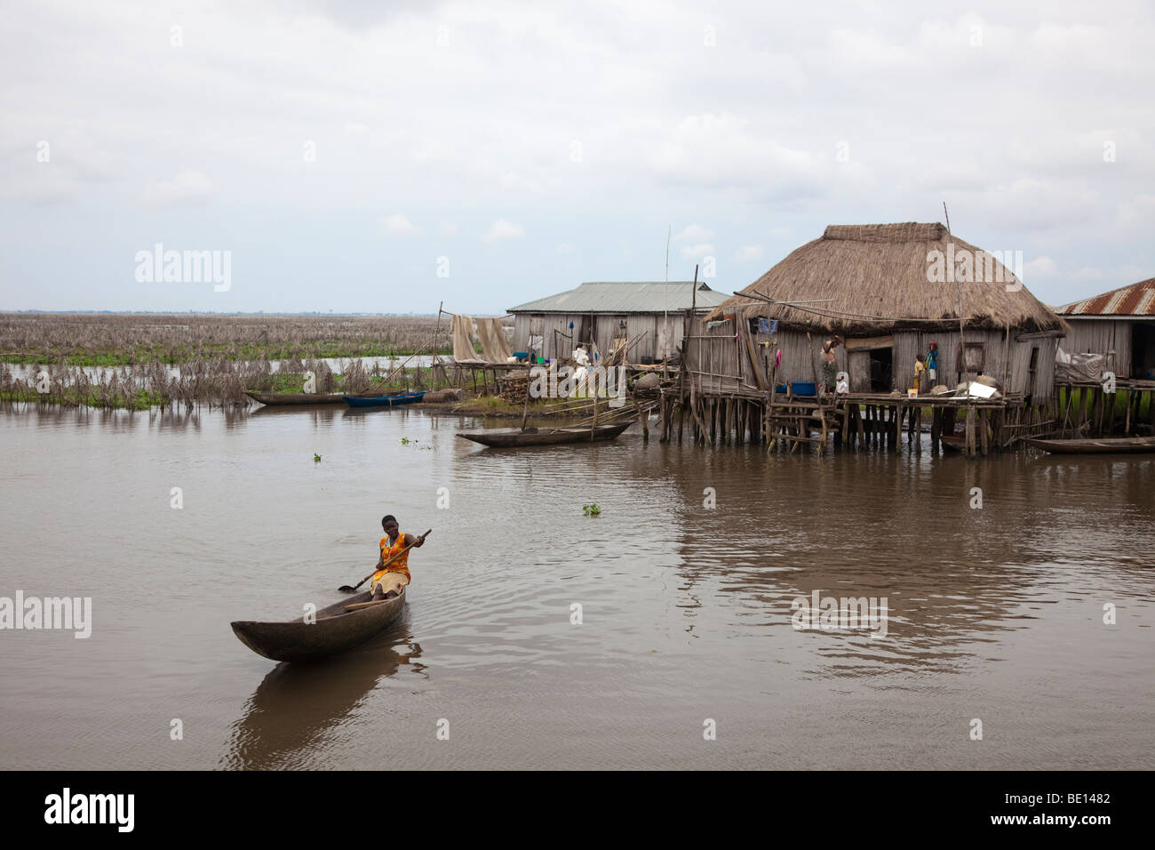 Ganvie, Benin, con circa 3.000 stilted edifici e 20,000-30,000 persone, può essere il più grande lago "vllage" in Africa. Foto Stock