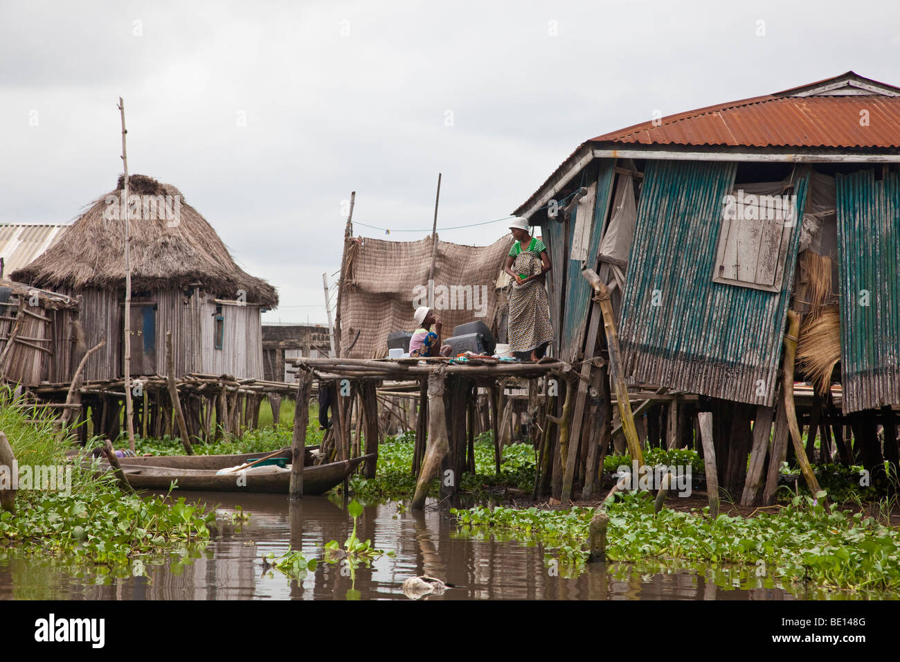 Ganvie, Benin, con circa 3.000 stilted edifici e 20,000-30,000 persone, può essere il più grande lago "vllage" in Africa. Foto Stock