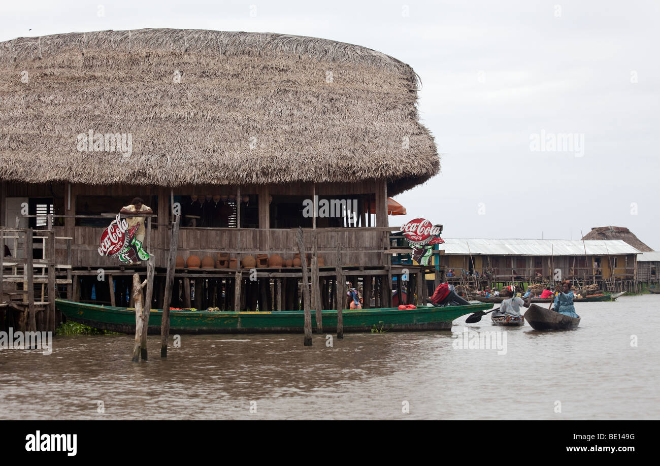 Anche Ganvie, Benin non è sfuggito alla Coca Cola! Ganvie può essere Africa del più grande lago "village". Foto Stock