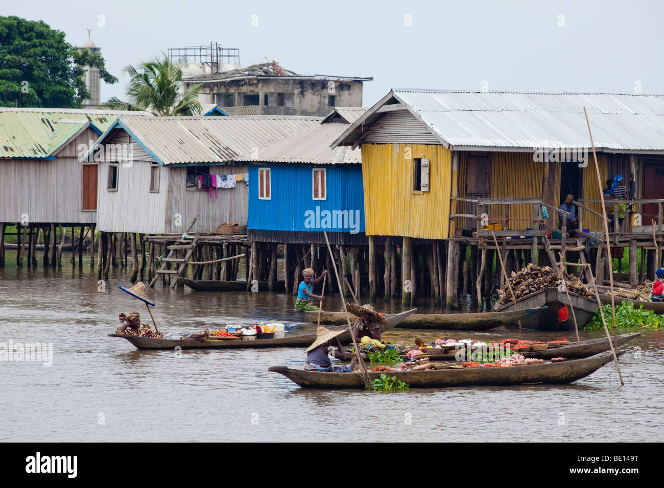 Ganvie, Benin, con circa 3.000 stilted edifici e una popolazione di 20,000-30,000 persone, può essere Africa del più grande lago "vllage' Foto Stock