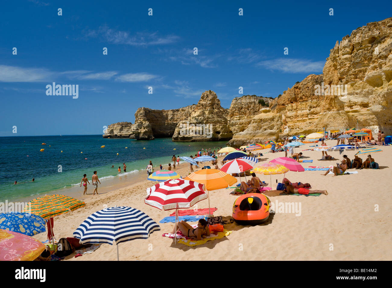 Il Portogallo, Algarve, Armacao de Pera, Praia da Marinha Foto Stock
