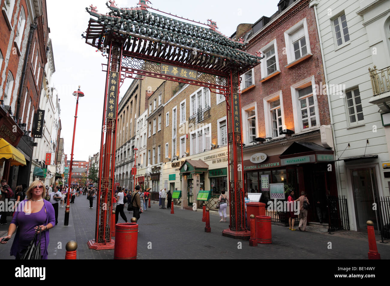 Il tradizionale arco cinese all'ingresso gerrard street chinatown soho LONDON REGNO UNITO Foto Stock