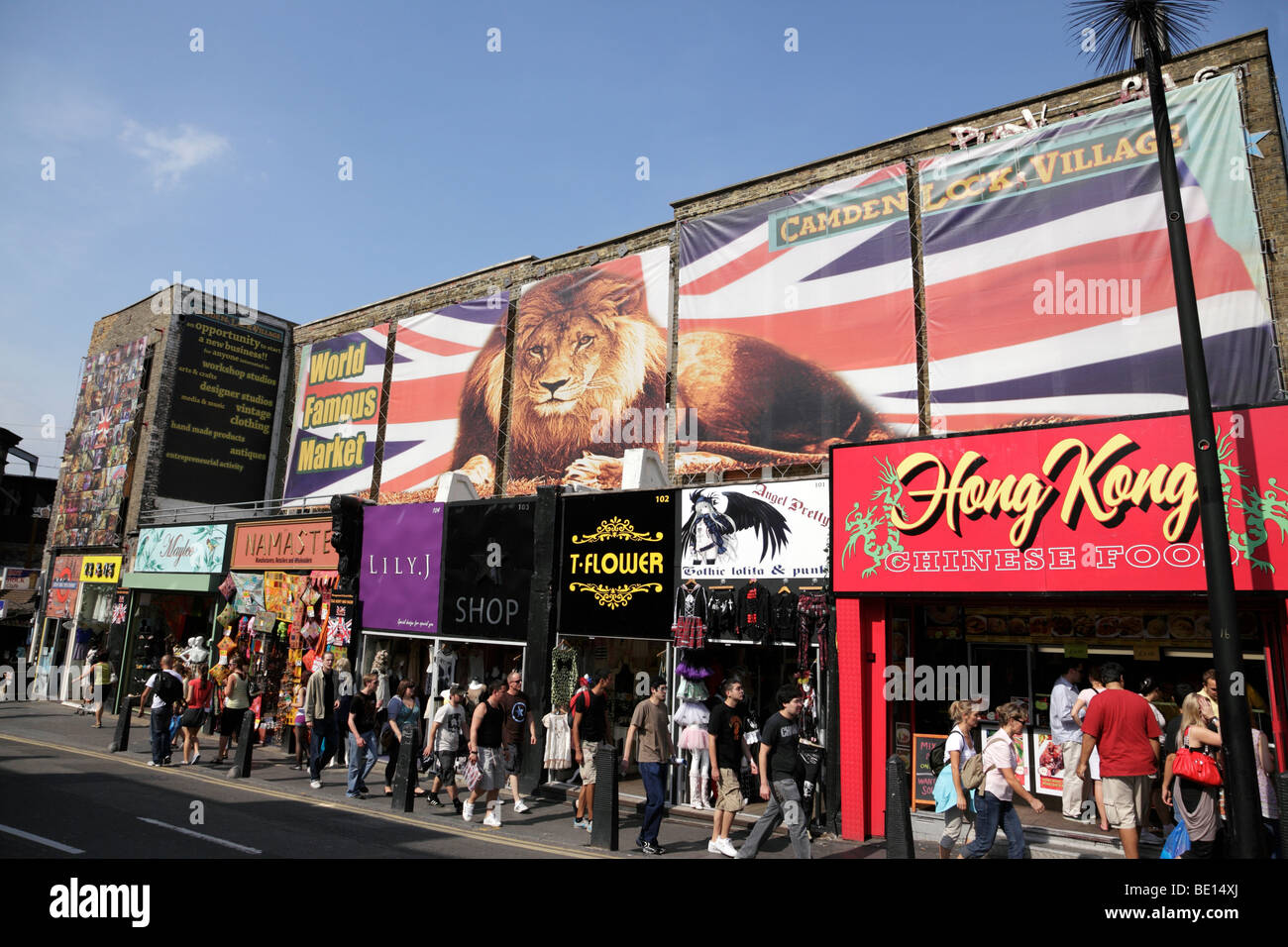 Alternativa negozi di abbigliamento lungo Camden High Street London REGNO UNITO Foto Stock