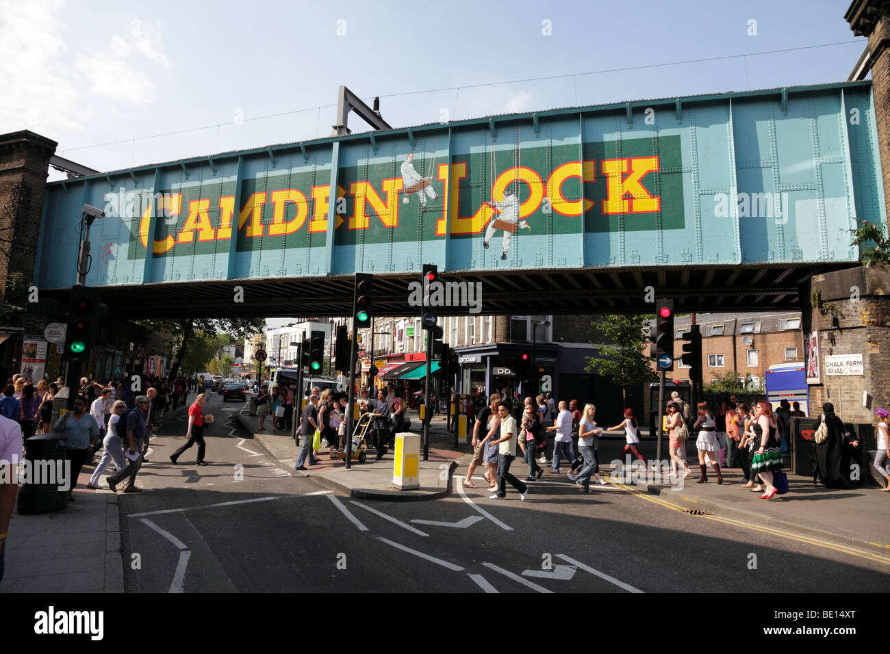 Famoso ponte ferroviario su Camden High Street vicino a Camden Lock LONDON REGNO UNITO Foto Stock
