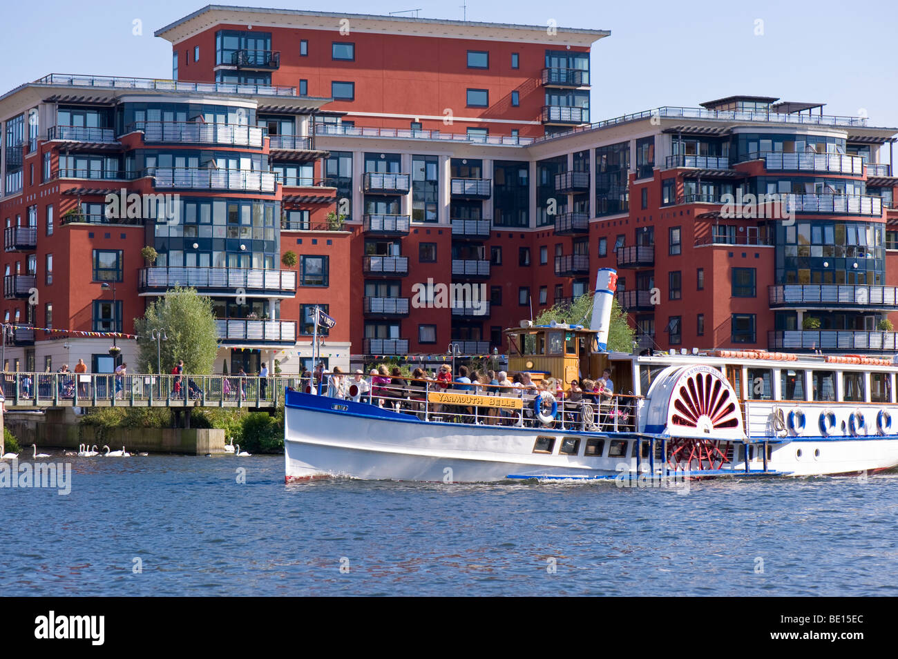 Turisti per piacere ed una crociera sul fiume passando moderno sviluppo residenziale di Kingston upon Thames, Surrey, Regno Unito Foto Stock