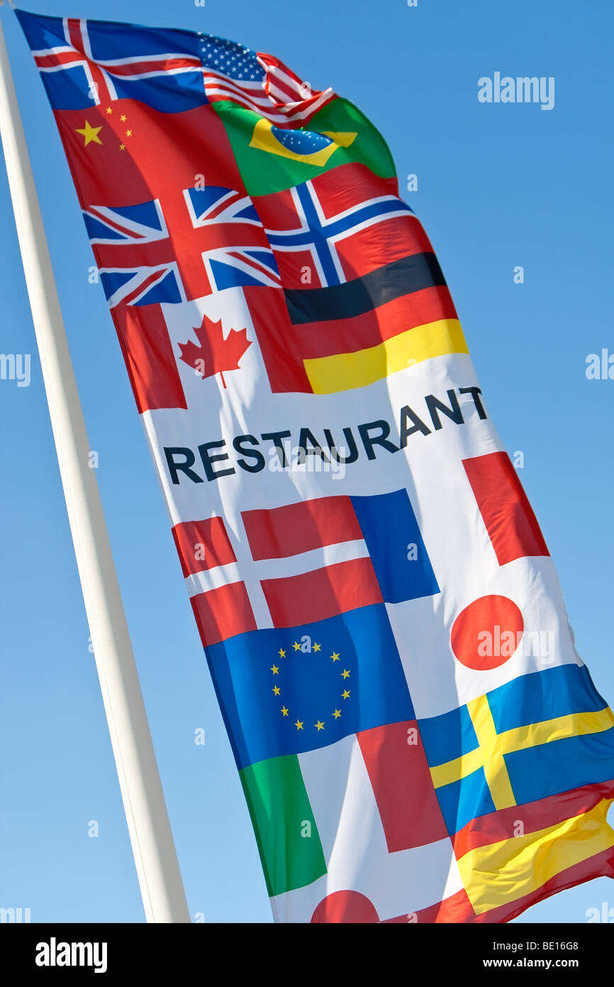 Un generico ristorante segno con le bandiere di molte nazioni su di esso. Questo non è specifico di alcun particolare ristorante. Foto Stock