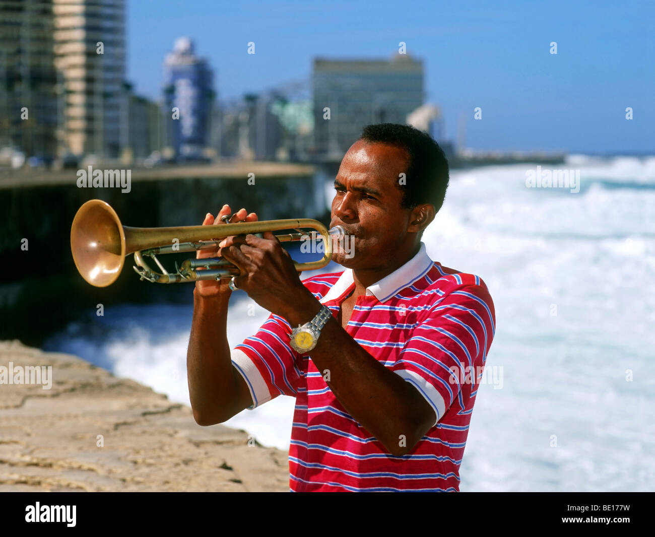 Tromba cubana player, Malecon, Havana, Cuba Foto Stock