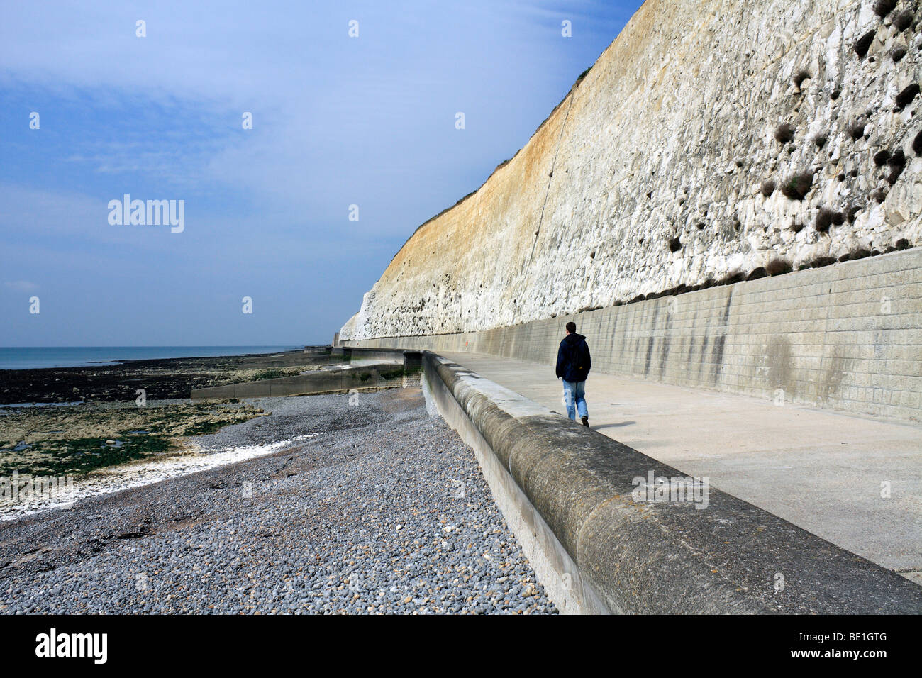 Il calcestruzzo in scogliera a piedi sotto le scogliere di gesso a Peacehaven, East Sussex, England, Regno Unito Foto Stock