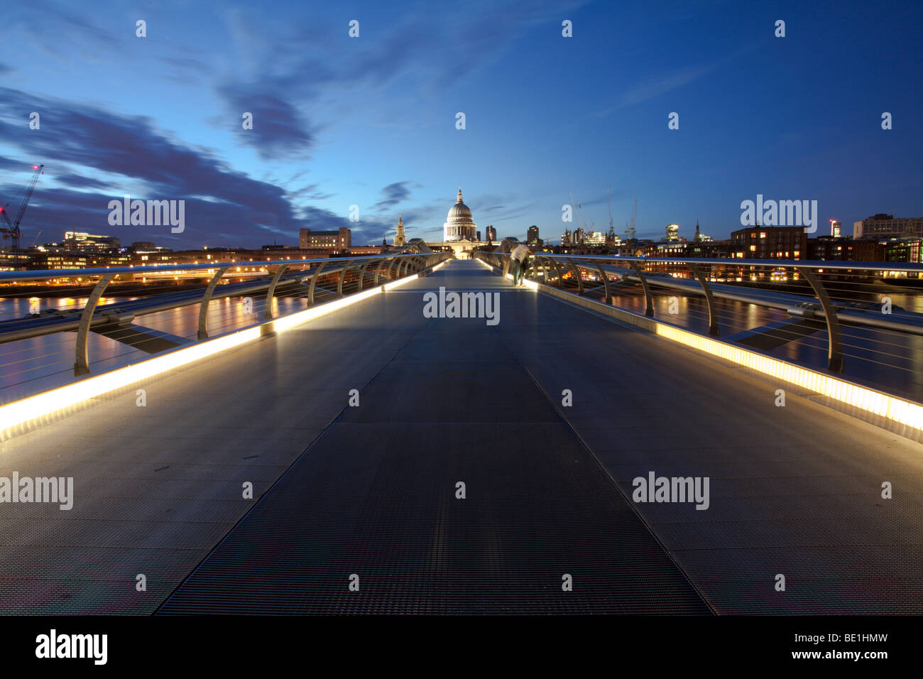 Scatto notturno della Cattedrale di St Paul e il Millennium Bridge Foto Stock