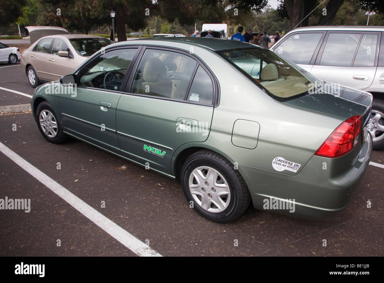 Una vista laterale di parcheggiato Honda Civic i veicoli a gas naturale (metano) con un aria pulita adesivo del veicolo. Palo Alto in California, Stati Uniti d'America Foto Stock